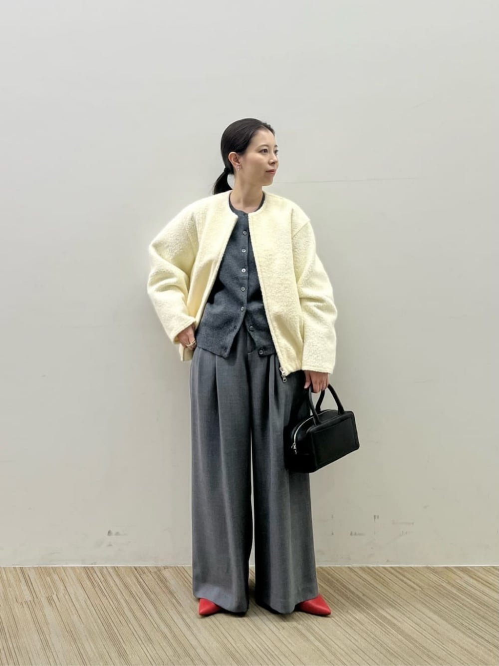 「ビジネス、ベーシック/トラッド、トレンド、カーディガン、ブルゾン、骨格ストレート、イエベ春、秋服、秋コーデ、冬服、冬コーデ、BEAUTY&YOUTH」｜「BEAUTY&YOUTH UNITED ARROWSのメタル リボン イヤリング（イヤリング、シルバー系）」を使った、Nakamotoさん（レディース・152cm）の秋コーディネートの1枚目の写真