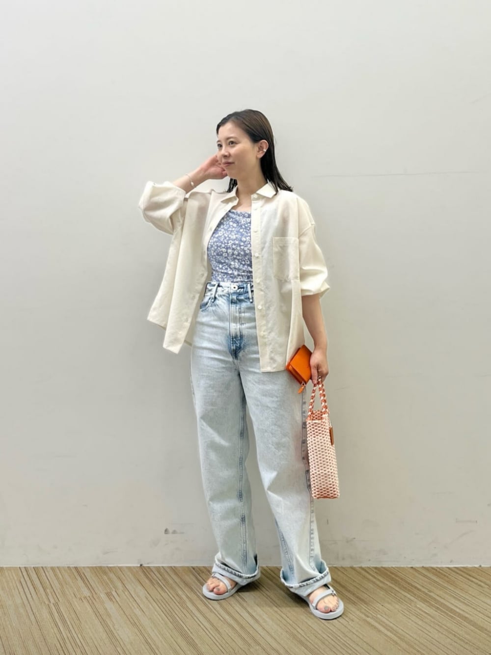 「旅行、リラックス、フェミニン、シャツ、ブラウス、デニム、サンダル、骨格ストレート、イエベ春、夏服、夏コーデ、Lepidos、BEAUTY&YOUTH」｜「PHILIPPE AUDIBERTの＜PHILIPPE AUDIBERT＞シルバーカラー LUNA リング（リング、シルバー系）」を使った、Nakamotoさん（レディース・152cm）の夏コーディネートの1枚目の写真