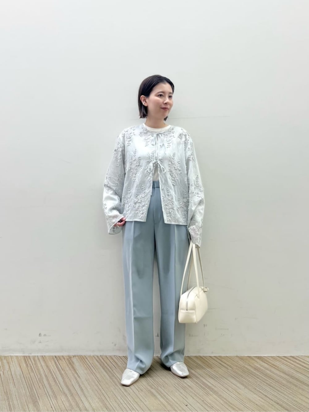「フェミニン、リラックス、カーディガン、シャツ、骨格ストレート、イエベ春、BEAUTY&YOUTH、春服、春コーデ、春色、ライトブルー」｜「BEAUTY&YOUTH UNITED ARROWSのBY Vカットステッチフラットシューズ（パンプス、その他）」を使った、Nakamotoさん（レディース・152cm）の春コーディネートの1枚目の写真