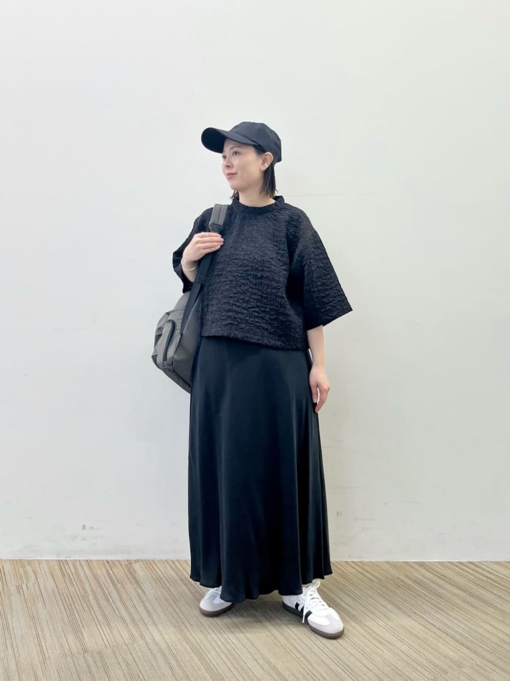 「カジュアル、モード、フェミニン、旅行、旅コーデ、Tシャツ、クロップド丈、スカート、スニーカー、キャップ、骨格ストレート、イエベ春、BEAUTY&YOUTH、夏服、夏コーデ」｜「LAPUISの＜LAPUIS＞Heart Clip イヤーカフ/1P（イヤーカフ、シルバー系）」を使った、Nakamotoさん（レディース・152cm）の春コーディネートの1枚目の写真