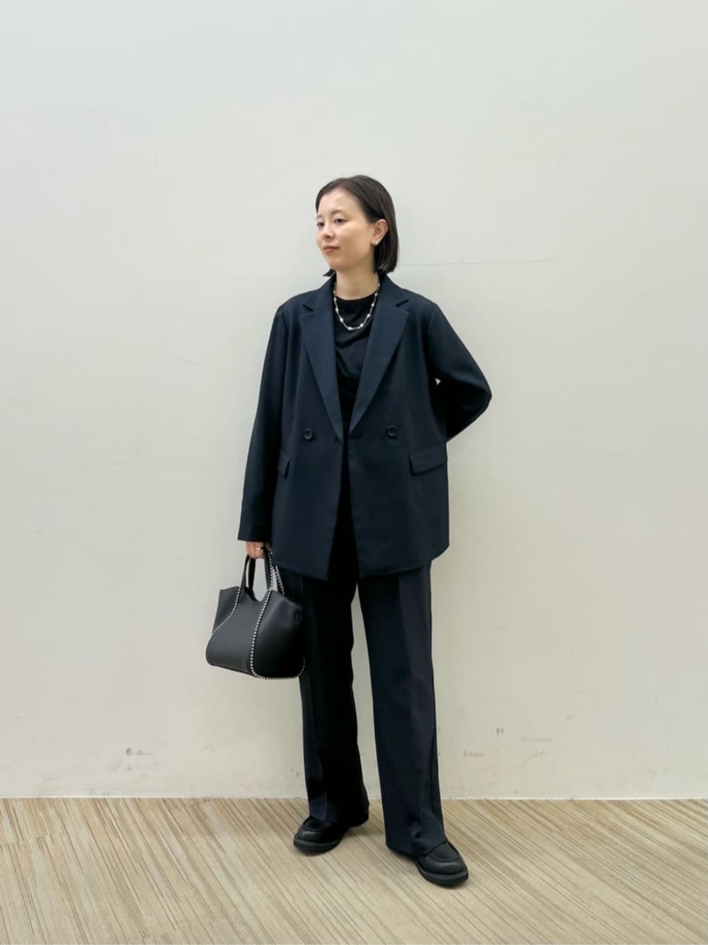 「セレモニー、フォーマル、通勤、ビジネス、セットアップ、ジャケット、セレモニー服、通勤コーデ、骨格ストレート、イエベ春、秋服、秋コーデ、冬服、冬コーデ、BEAUTY&YOUTH」｜「BEAUTY&YOUTH UNITED ARROWSのフェイクレザーボールチェーン ミニトートバッグ -2WAY-（ショルダーバッグ、ブラック系）」を使った、Nakamotoさん（レディース・152cm）の秋コーディネートの1枚目の写真