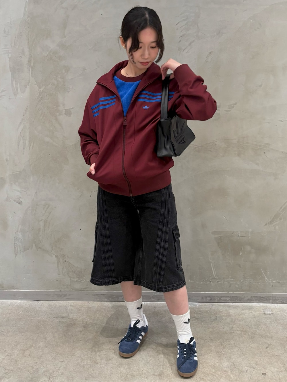 「スニーカー、Tシャツ、adidas、アディダス、adidas originals、デニムショーツ、70s、トラックトップ、ガゼル、adilenium」｜「adidasのアディダス オリジナルス 70s トラックトップ（ジャージ、レッド系）」を使った、RHさん（レディース・159cm）の秋コーディネートの1枚目の写真
