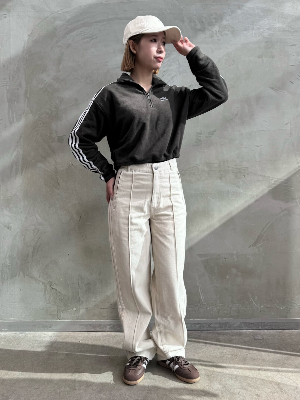 adidasのデニムパンツを使った「ハーフジップ」の人気