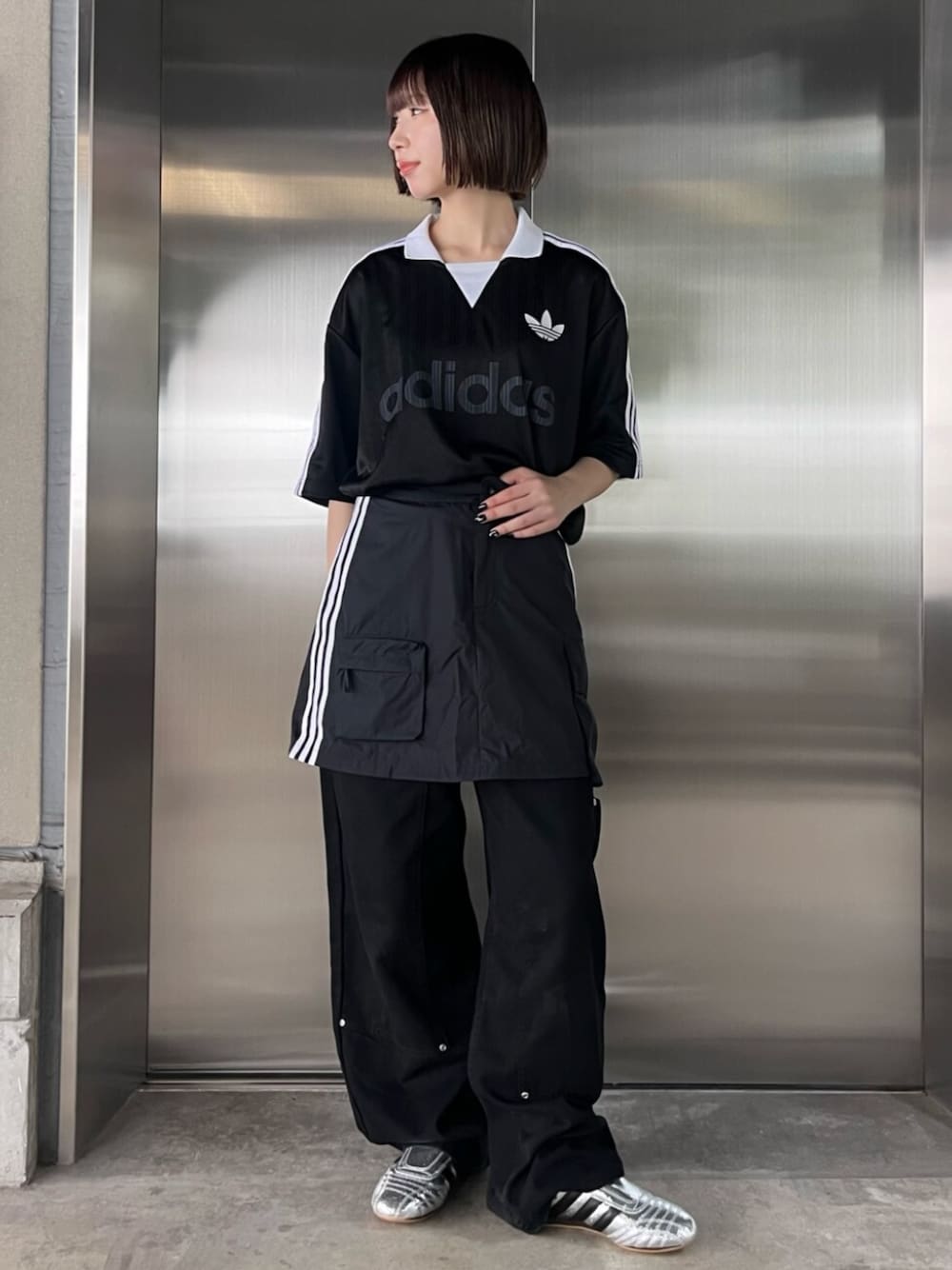 「adidas、adidas originals、アディダス、アディダスオリジナルス、スニーカー、テコンドー、ゲームシャツ、スカート、シルバーシューズ」｜「adidasのテコンドー / Taekwondo（シューズ、シルバー系）」を使った、RHさん（レディース・158cm）の春コーディネートの1枚目の写真