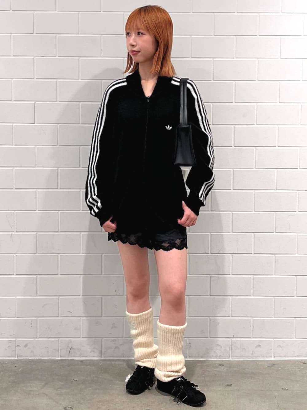 ブラック系のその他パンツ、ブラック系のショルダーバッグ、ブラック系のジャージを着用したレディースの秋コーディネートの1枚目の写真