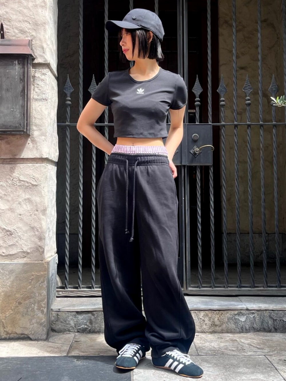 adidas（アディダス）の「エッセンシャルズ リブ Tシャツ
