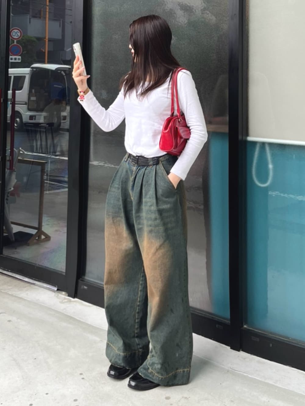 「白Tシャツ、夏コーデ、古着MIX、雨の日コーデ、デートコーデ、スポーツミックス、夏服コーデ、オトナカジュアル、きれいめカジュアル、プチプラ」｜「soerteのWIDE BUGGY VINTAGE LIKE DENIM PANTS " MUD DYEING / WASHED "/ワイドバギーヴィンテージライクデニムパンツ（デニムパンツ、ブルー系）」を使った、cocoa.さん（骨格ウェーブ・レディース・168cm）の夏コーディネートの1枚目の写真