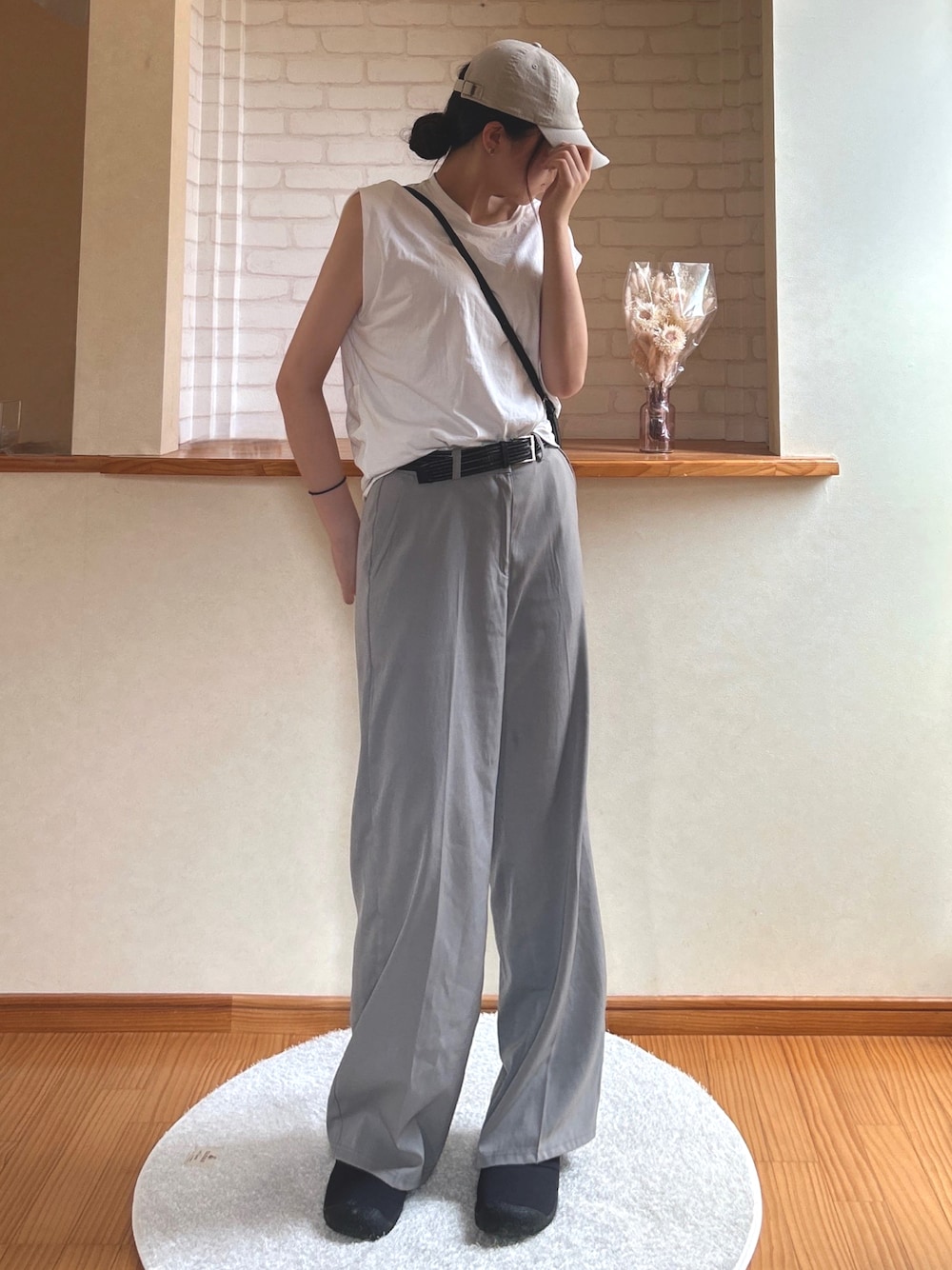 「夏ルックで気分アップ、夏コーデ、ショルダーバッグ、ノースリーブ、休日スタイル、キャップ、シンプルスタイル、夏服コーデ、楽チンコーデ、ホワイト、キャップ女子」｜「UNE MANSIONの【低身長 / 高身長用 サイズ＆丈が選べるスラックス , 男女兼用/UNISEX】】【 12color ／ ３size／ 3lengths 】【 足長効果あり】ベーシックハイウエストワイドスラックス（スラックス、グレー系）」を使った、cocoa.さん（骨格ウェーブ・レディース・168cm）の夏コーディネートの1枚目の写真