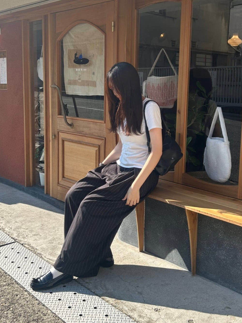ホワイト系のTシャツ/カットソー、ブラック系のスラックス、ブラック系のローファーを着用したレディースの夏コーディネートの1枚目の写真