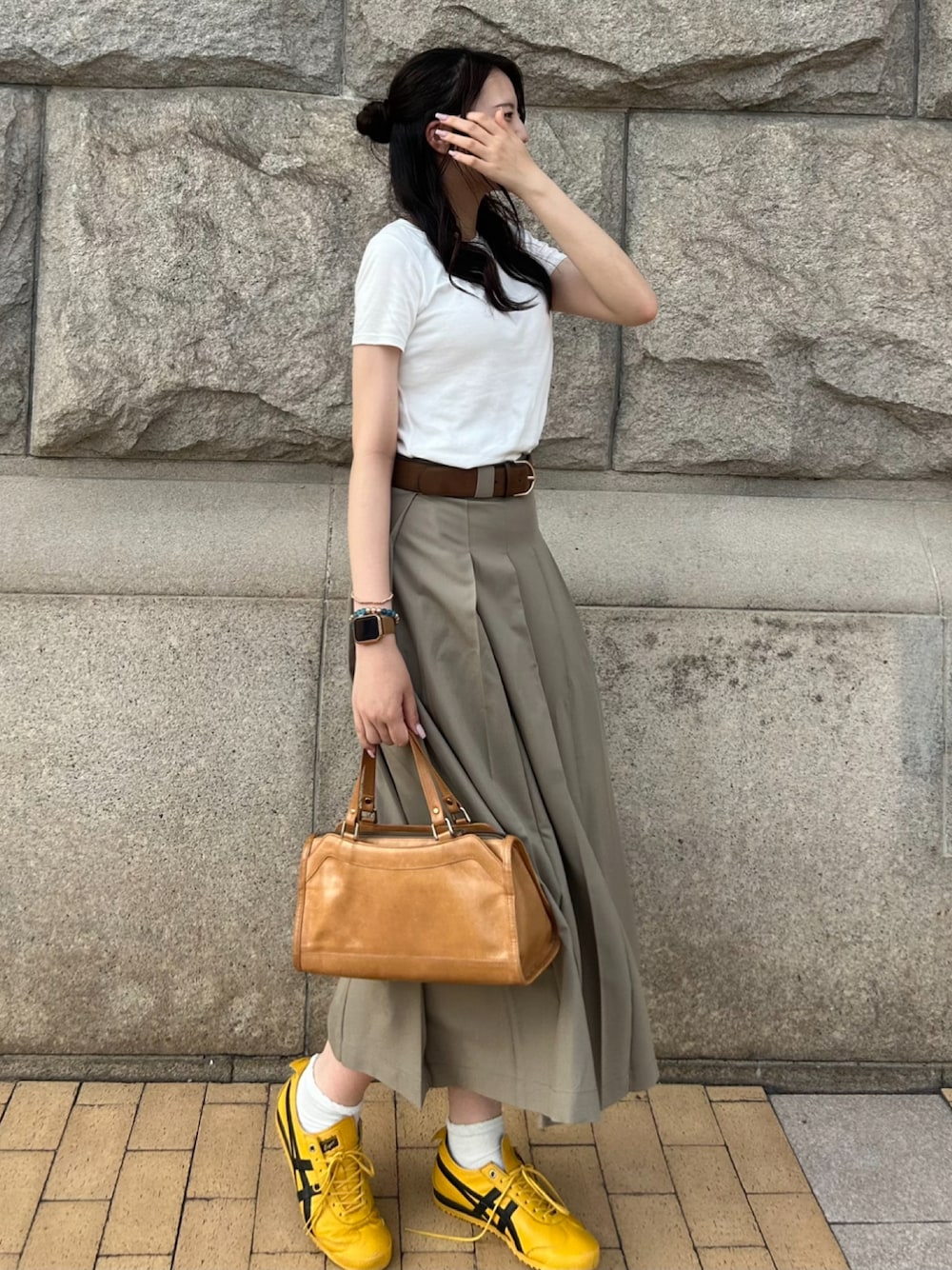 「古着MIX、白Tシャツ、夏ファッション、オトナ女子、夏コーデ、プチプラ、デートコーデ、スポーツミックス、淡色コーデ、ロングスカート、きれいめカジュアル、スニーカー、Onitsuka Tiger、カジュアルコーデ」｜「H&Mのアイテム（ベルト、ブラウン系）」を使った、cocoa.さん（骨格ウェーブ・レディース・168cm）の夏コーディネートの1枚目の写真
