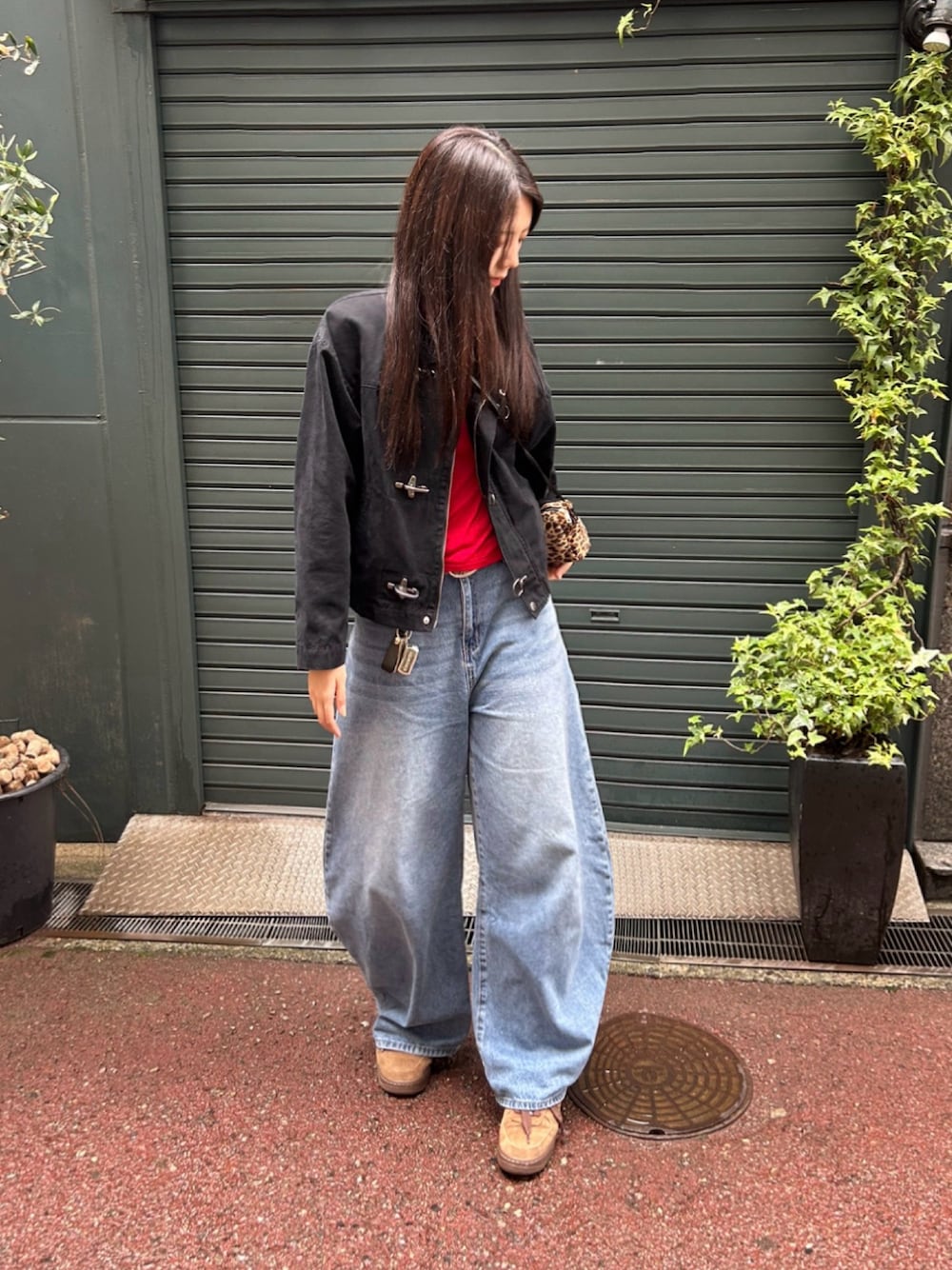 ブラック系のその他アウター、レッド系のその他トップス、ブラウン系のスニーカーを着用したレディースの秋コーディネートの1枚目の写真