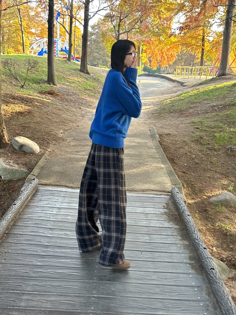 ブラウン系のスニーカー、ブラウン系のメガネを着用したレディースの秋コーディネートの1枚目の写真