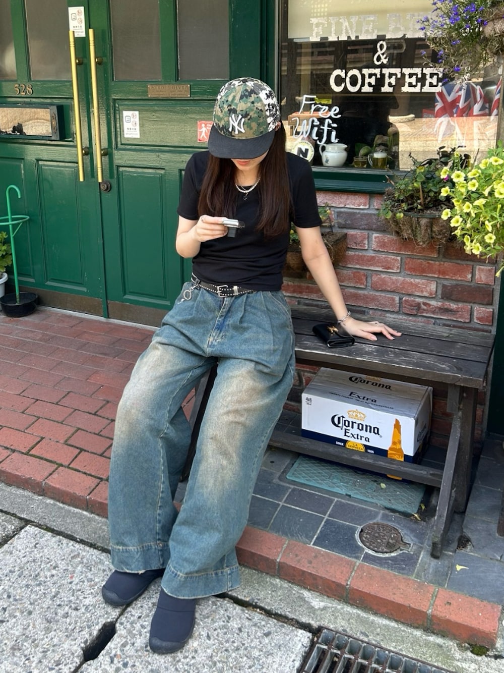 「WEARタイアップ、スポーツミックス、スリッポン、休日スタイル、ラフコーデ、秋、プチプラ、お出かけコーデ、キャップ、デニム、古着MIX、シンプルコーデ」｜「JEANASISのコンパクトリブTEE SS/450938（Tシャツ/カットソー、ブラック系）」を使った、cocoa.さん（骨格ウェーブ・レディース・168cm）の夏コーディネートの1枚目の写真