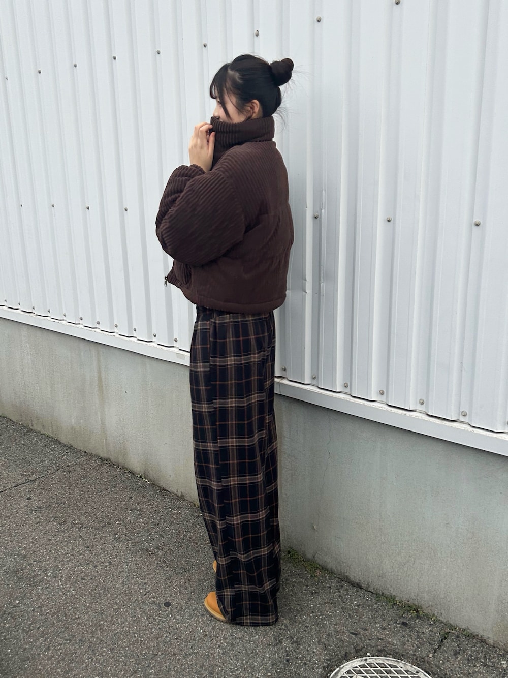 ベージュ系のドレスシューズを着用したレディースの秋コーディネートの1枚目の写真