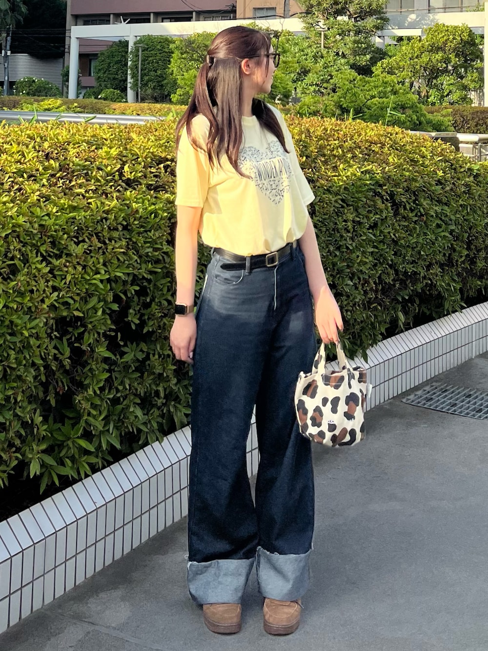 その他のバッグ、ブルー系のデニムパンツ、ブラウン系のスニーカーを着用したレディースの夏コーディネートの1枚目の写真