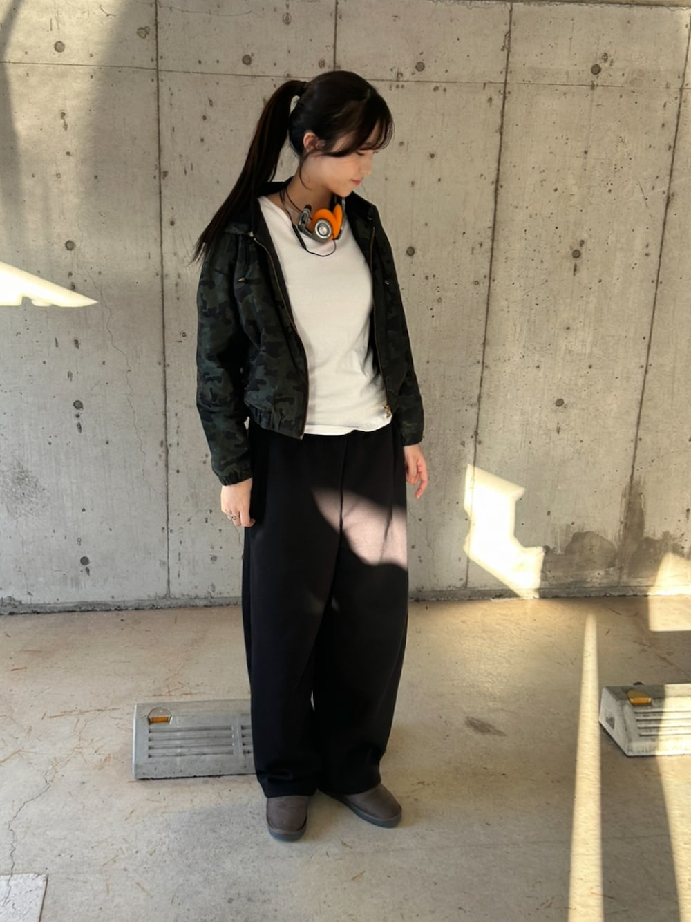 ホワイト系のTシャツ/カットソー、ブラック系のスウェットパンツを着用したレディースの秋コーディネートの1枚目の写真