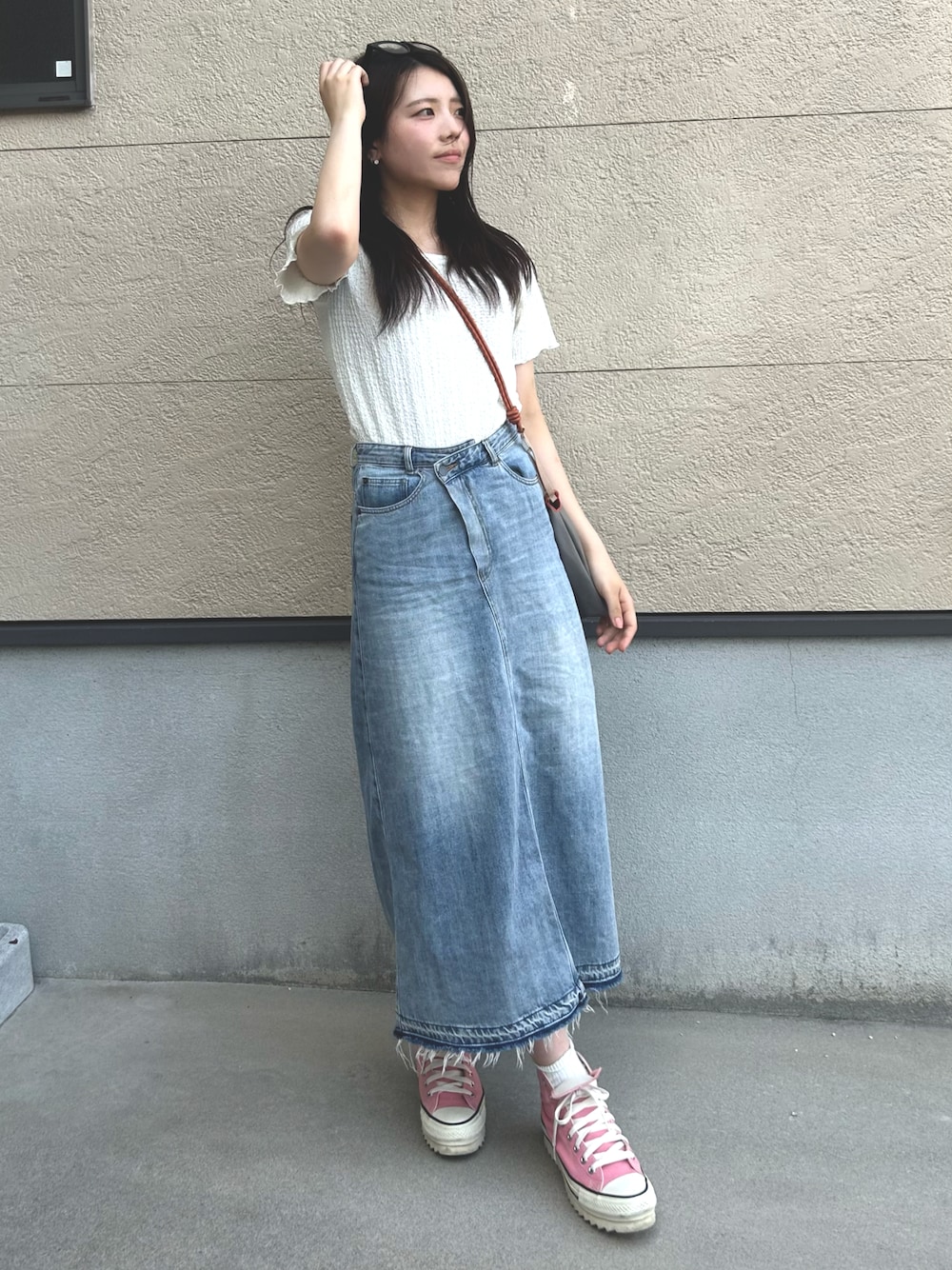 「夏ルックで気分アップ、デニム、厚底シューズ、オトナカジュアル、メガネ女子、フリル、休日スタイル、シンプルコーデ、白Tシャツ、ショルダーバッグ、スニーカー」｜「POLO RALPH LAURENのPOLO RALPH LAUREN レディース ワンポイント 22cm丈 ローゲージ リブソックス 03207538（ソックス/靴下、ホワイト系）」を使った、cocoa.さん（骨格ウェーブ・レディース・168cm）の夏コーディネートの1枚目の写真
