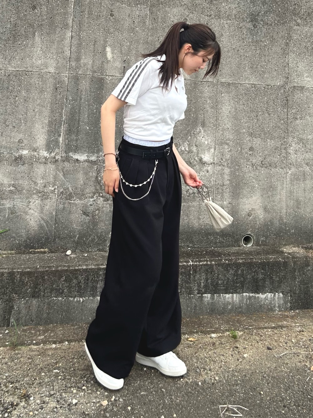 「夏ファッション、夏コーデ、韓国ファッション、プチプラ、古着MIX、ブラックコーデ、ポロシャツ、休日スタイル、adidas、夏ルックで気分アップ」｜「WYM LIDNMのSLIGHT FLARE DOUBLE CLOTH BAGGY SLACKS（スラックス、ブラック系）」を使った、cocoa.さん（骨格ウェーブ・レディース・168cm）の夏コーディネートの1枚目の写真