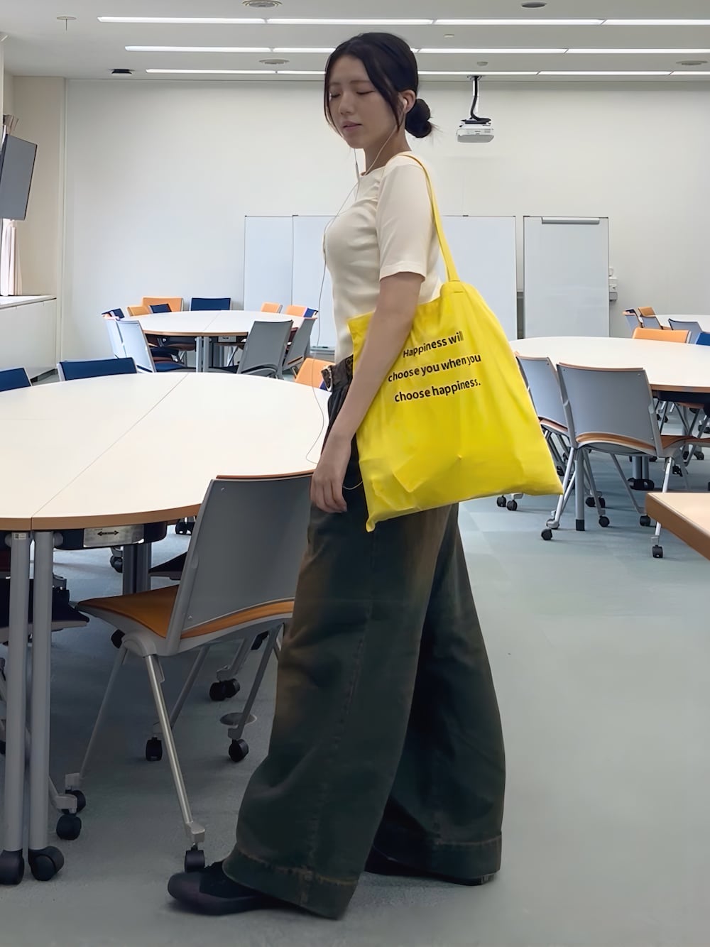 「古着MIX、夏コーデ、韓国ファッション、シンプルスタイル、お出かけコーデ、ラフコーデ、今日のコーデ、ootd、outfit、雨の日コーデ、トートバック、スポーツミックス、きれいめカジュアル、スニーカー、ホワイトコーデ」｜「VipoaのHapponessロゴトートバッグ（トートバッグ、イエロー系）」を使った、cocoa.さん（骨格ウェーブ・レディース・168cm）の夏コーディネートの1枚目の写真