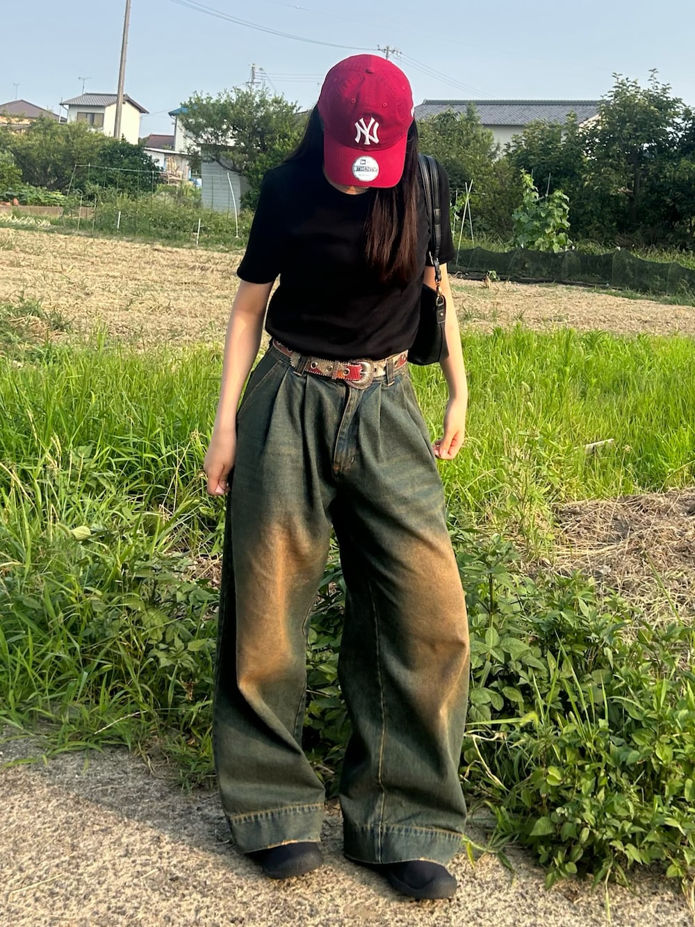 「アウトドアスタイル、ラクチンコーデ、パンツコーデ、夏、プチプラ、デニムコーデ、夏コーデ、古着MIX、ブラックコーデ、お出かけコーデ、キャップ、カラーコーデ、デニム、休日スタイル、Tシャツコーデ」｜「soerteのWIDE BUGGY VINTAGE LIKE DENIM PANTS " MUD DYEING / WASHED "/ワイドバギーヴィンテージライクデニムパンツ（デニムパンツ、ブルー系）」を使った、cocoa.さん（骨格ウェーブ・レディース・168cm）の夏コーディネートの1枚目の写真