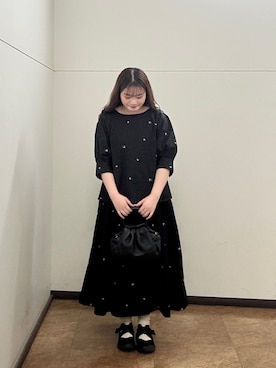 「ITEMS URBANRESEARCH（アイテムズ アーバンリサーチ）のタックスリーブ刺シュウブラウス（シャツ/ブラウス、ブラック系）」を使った、ミサキさん（レディース・156cm）の春コーディネート