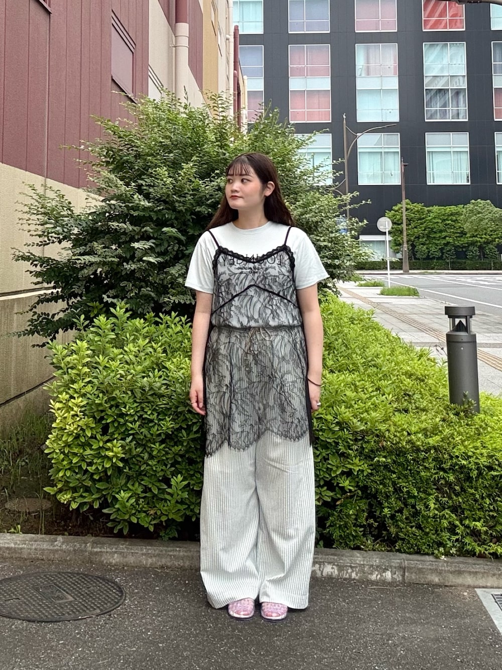 ブルー系のTシャツ/カットソー、ブラック系のキャミソール、ブルー系のその他パンツを着用したレディースの夏コーディネートの1枚目の写真