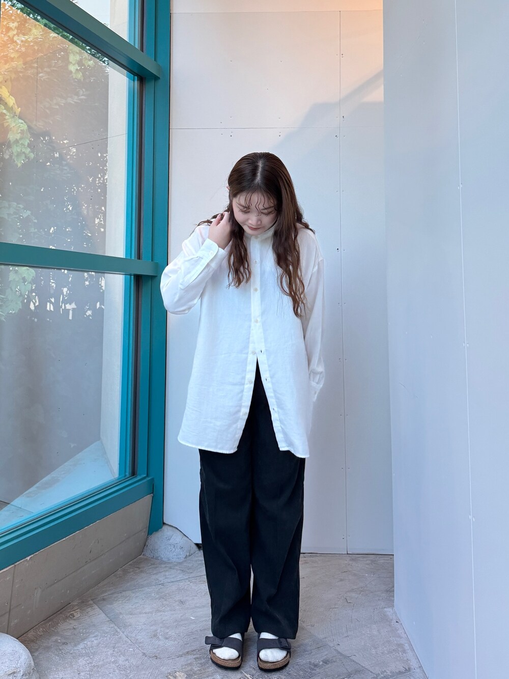 ホワイト系のシャツ/ブラウス、ブラック系のその他パンツ、グレー系のサンダルを着用したレディースの秋コーディネートの1枚目の写真