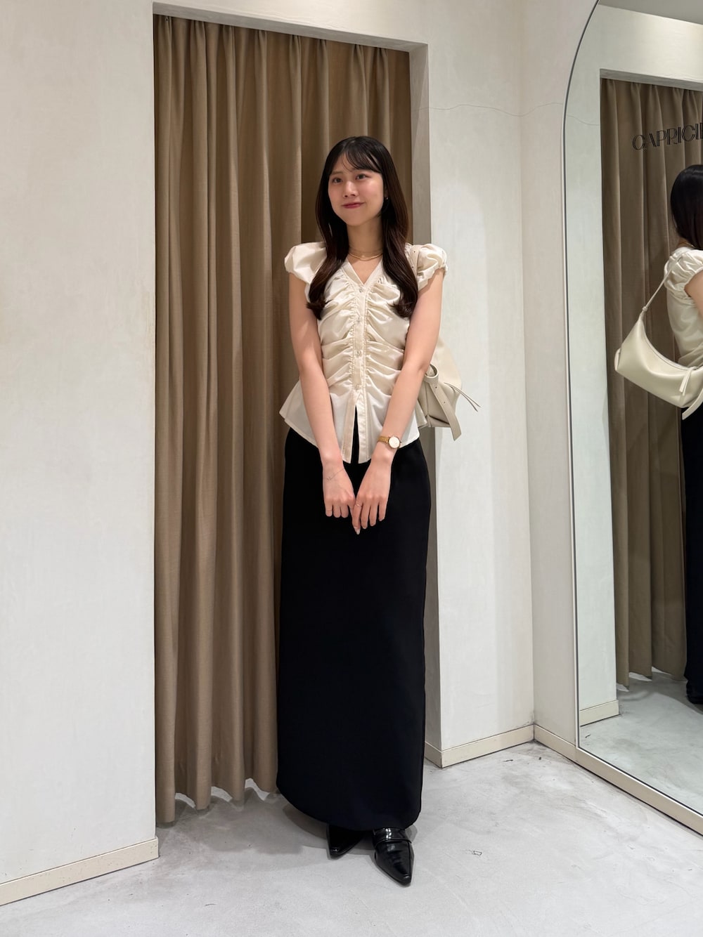 ニュアンスボタンギャザーブラウスを使った人気ファッション