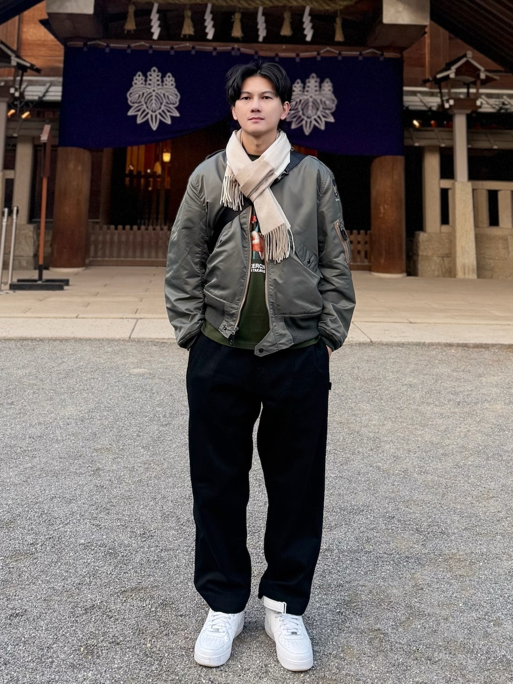 「熱田神宮」｜「NEIGHBORHOODのアイテム（チノパンツ、ブラック系）」を使った、Kiyotaさん（メンズ・180cm）の冬コーディネートの1枚目の写真