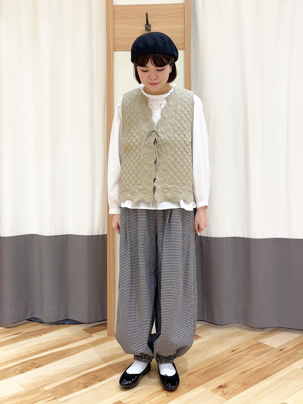 ホワイト系のシャツ/ブラウス、グレー系のその他パンツ、ブラック系のパンプスを着用したレディースの春コーディネートの1枚目の写真