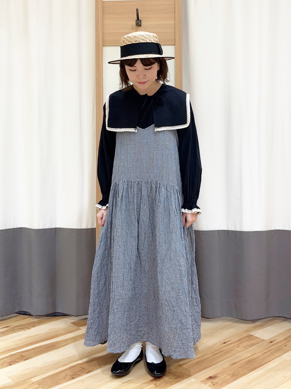 ブラック系のパンプス、ブラック系のシャツ/ブラウス、ブルー系のワンピースを着用したレディースの春コーディネートの1枚目の写真