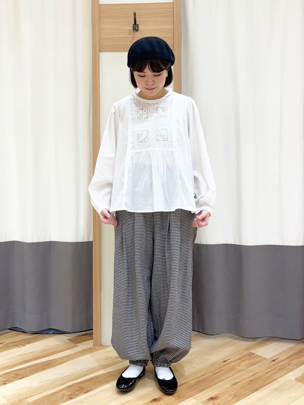 ホワイト系のシャツ/ブラウス、グレー系のその他パンツ、ブラック系のパンプスを着用したレディースの春コーディネートの1枚目の写真