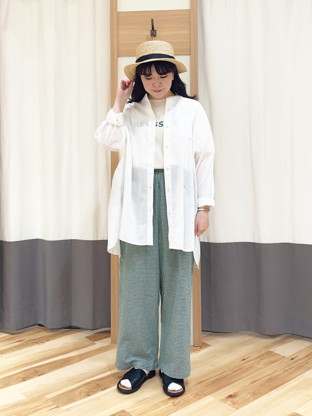 グリーン系のその他パンツ、ホワイト系のTシャツ/カットソー、ホワイト系のシャツ/ブラウスを着用したレディースの春コーディネートの1枚目の写真