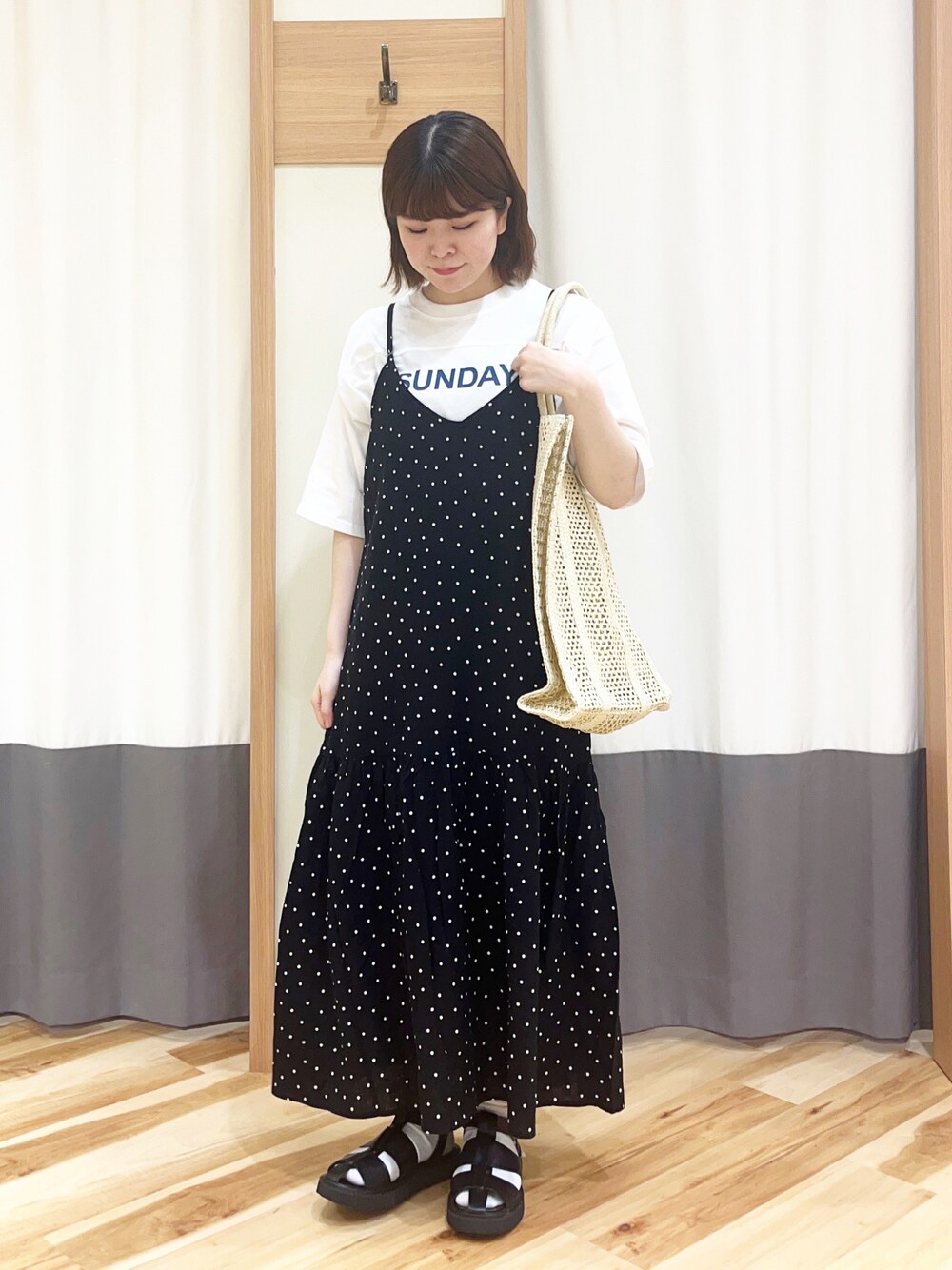 「Samansa Mos2、SM2、サマンサ モスモス(Samansa Mos2)、ゆるコーデ、ラクチンコーデ、シンプルスタイル、春夏コーデ、夏コーデ、カジュアルコーデ、キャミワンピース、ロゴT、低身長コーデ、おしゃれさんと繋がりたい、休日スタイル」｜「Samansa Mos2の【抗菌防臭】遊びたくなるカジュアルロゴT（Tシャツ/カットソー、ホワイト系）」を使った、㋐ ㋳ ㋕ さん（レディース・155cm）の春コーディネートの1枚目の写真