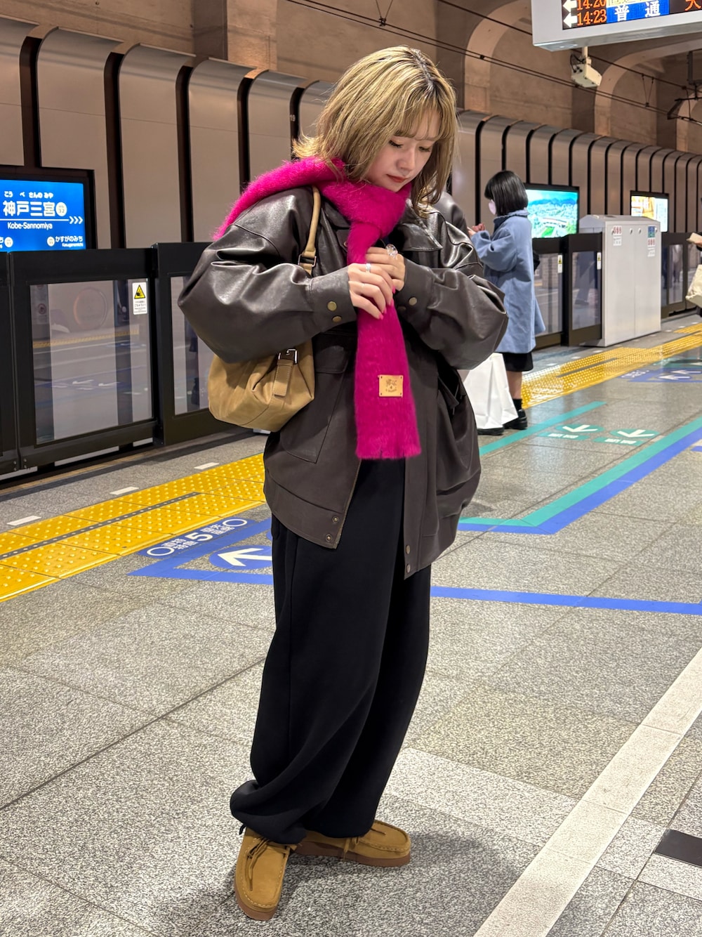 「真冬のあったかスタイル、マフラー、レザージャケット、スウェットパンツ、クラークス、休日スタイル、ジャケット、冬コーデ、冬アウター、ユニクロ」｜「IL BISONTEのIL BISONTE / マフラー / 2024 AUTUMN WINTER（マフラー、ピンク系）」を使った、mi-koさん（レディース・157cm）の冬コーディネートの1枚目の写真
