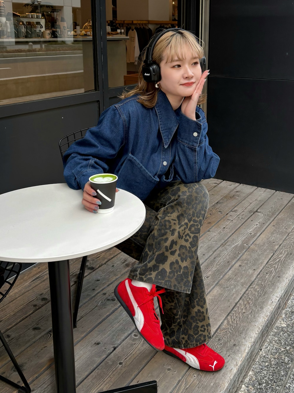 「今日のコーデ、春色、デニムシャツ、レオパード、休日スタイル、パンツスタイル、初春コーデ、キレイめコーデ、ootd、スニーカーコーデ、スピードキャット」｜「PUMAのPUMA プーマ ユニセックス スピードキャット OG + SPARCO スニーカー（スニーカー、レッド系）」を使った、mi-koさん（レディース・157cm）の冬コーディネートの1枚目の写真