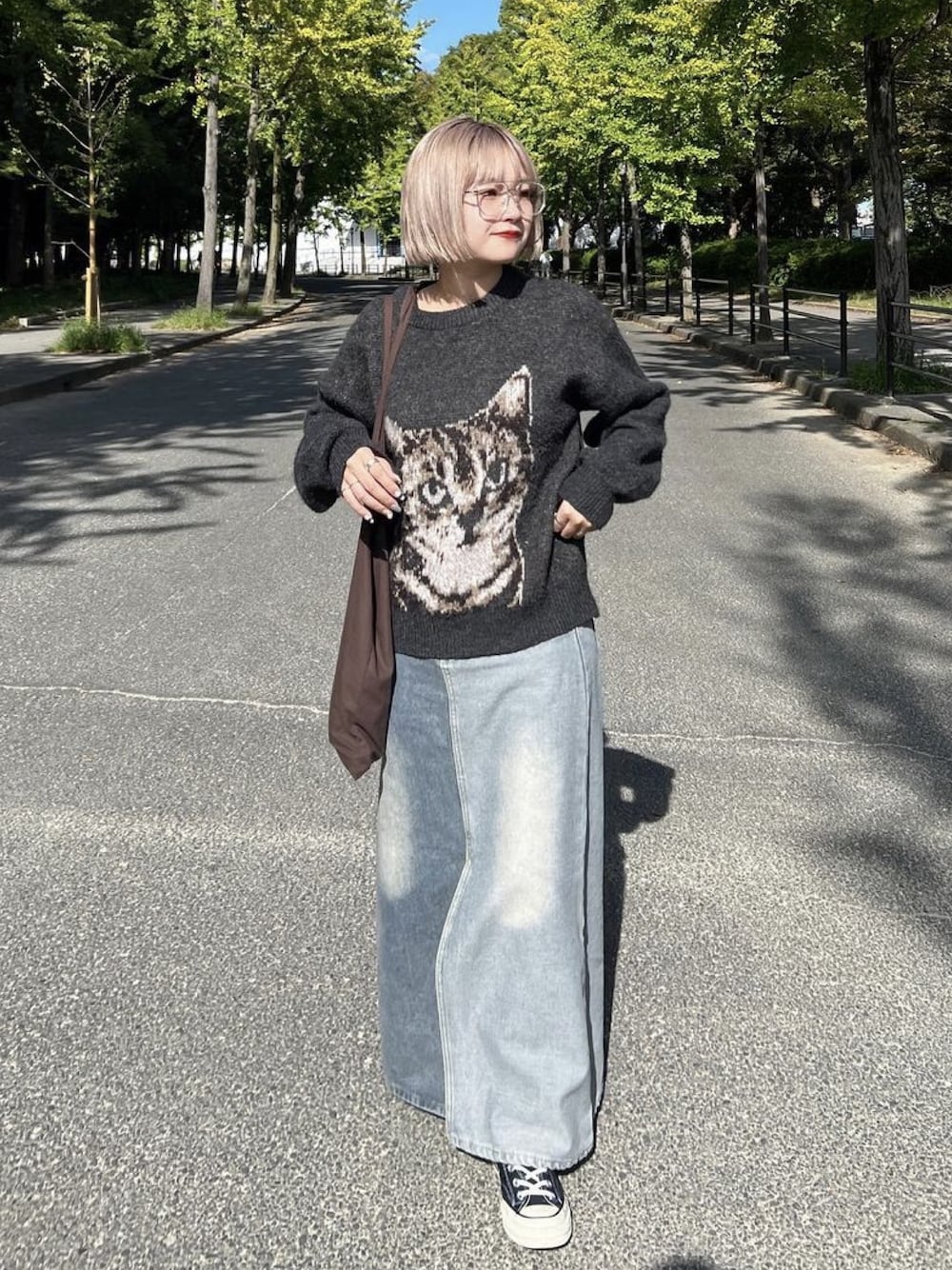 「春のおしゃ見えテクニック、デニムスカート、ニットコーデ、スニーカーコーデ、クリアメガネ、春コーデ、春服、デニムコーデ、コンバース、ct70」｜「niko and...のキャット柄ジャカードニットプルオーバー（ニット/セーター、グレー系）」を使った、mi-koさん（レディース・157cm）の春コーディネートの1枚目の写真