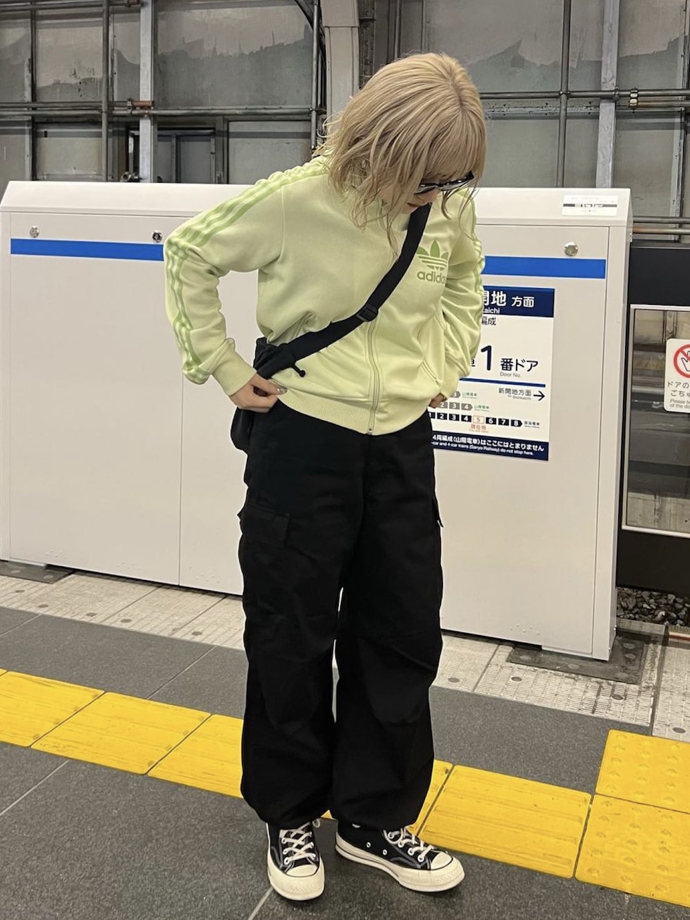 「大人カジュアル、トラックジャケット、ジャージ、カーゴパンツ、スニーカーコーデ、お出かけコーデ、きれいめカジュアル、ラクチンコーデ、カジュアルコーデ、スニーカー、ct70、ショルダーバッグ、adidas」｜「adidasのアイテム（ジャージ、グリーン系）」を使った、mi-koさん（レディース・157cm）の春コーディネートの1枚目の写真
