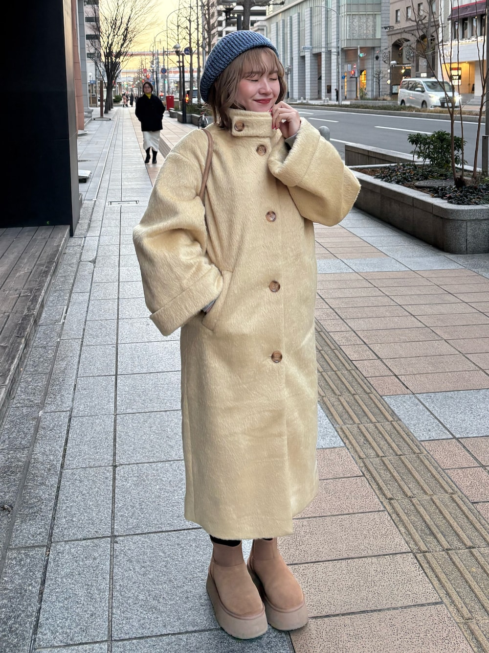 「真冬のあったかスタイル、コート、休日スタイル、ベレー帽、カジュアルコーデ、ブーツ、厚底シューズ、UGG、シンプルスタイル、冬コーデ」｜「GANNIのGANNI　Structured Rib Beret（ハンチング/ベレー帽、ブルー系）」を使った、mi-koさん（レディース・157cm）の冬コーディネートの1枚目の写真