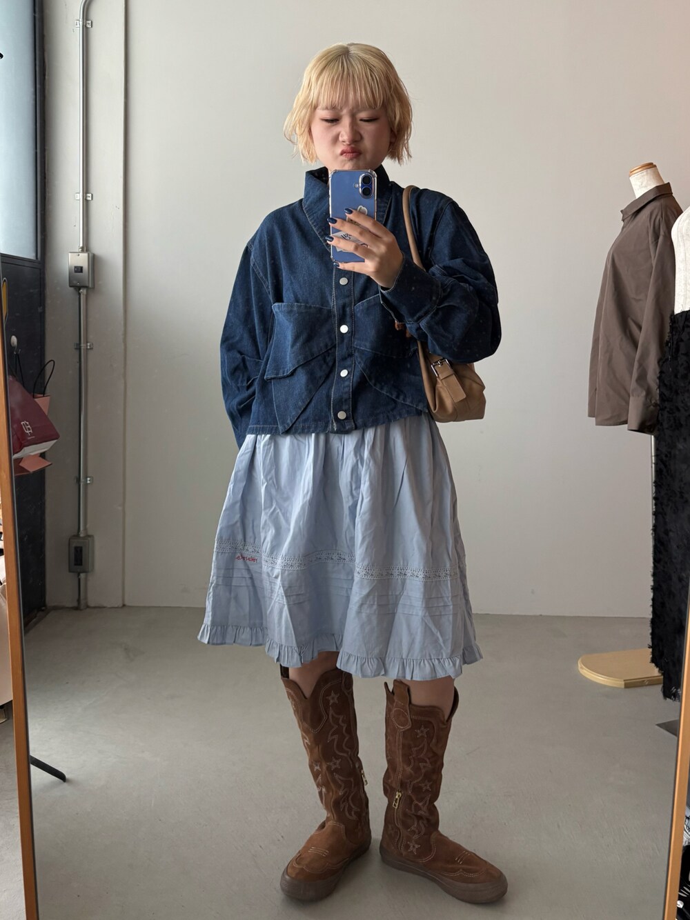 CONVERSEのアイテムを使った「ロングブーツ」の人気ファッション