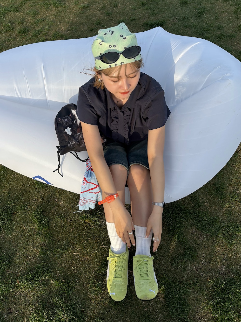 「バンダナ、フェスコーデ、スニーカー、ハーフパンツ、デニムパンツ、サングラス、スピードキャット、ナップサック、夏ファッション、パンツコーデ」｜「PUMAの【PUMA/プーマ】スピードキャット OG スニーカー（スニーカー、イエロー系）」を使った、mi-koさん（レディース・157cm）の春コーディネートの1枚目の写真