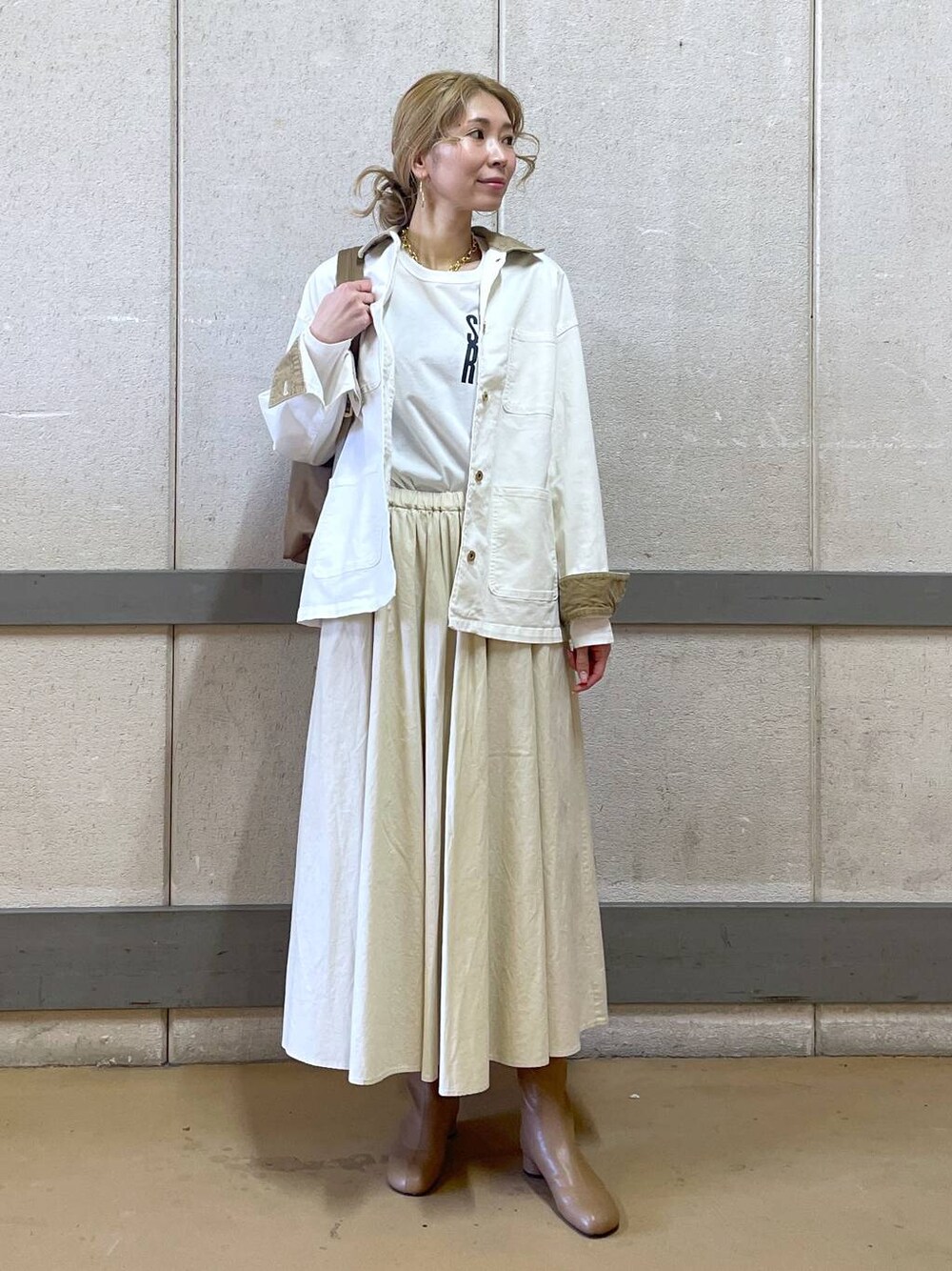 「メガネ女子、リュック・バッグ、ワントーン、高見え、ラフ、骨格ウェーブ、高身長、フェミニン、きれいめ、カジュアル、ウォッシャブル、BARNYARDSTORM、スカート、セールコーデ」｜「BARNYARDSTORMのBARNYARDSTORM / BAILA11月掲載◆キレイめ11ポケリュック2【撥水】（バックパック/リュック、イエロー系）」を使った、みかさん（レディース・174cm）の冬コーディネートの1枚目の写真
