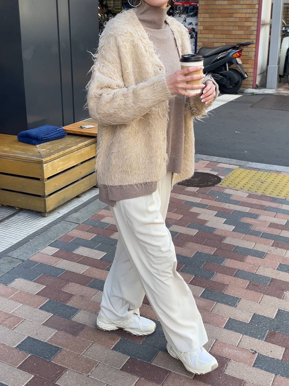 「ワントーン、高見え、ラフ、骨格ウェーブ、高身長、フェミニン、きれいめ、カジュアル、ウォッシャブル、メガネ、BARNYARDSTORM、メガネ女子、カーディガン、ニット、ワイドパンツ」｜「BARNYARDSTORMのBARNYARDSTORM / フラッフィーカーディガン【WEB限定カラー】（カーディガン/ボレロ、ベージュ系）」を使った、みかさん（レディース・174cm）の冬コーディネートの1枚目の写真