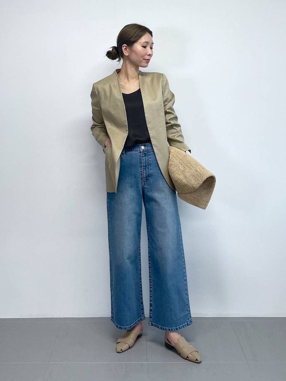 「ウォッシャブル、BARNYARDSTORM、デニムパンツ、ワイドパンツ、ジャケット、ワントーン、高見え、ラフ、骨格ウェーブ、高身長、きれいめ、カジュアル」｜「surtのBARNYARDSTORM / 【SURT】ルーズシルエットデニム【WEB限定サイズL】（デニムパンツ、ブルー系）」を使った、みかさん（レディース・174cm）の春コーディネートの1枚目の写真
