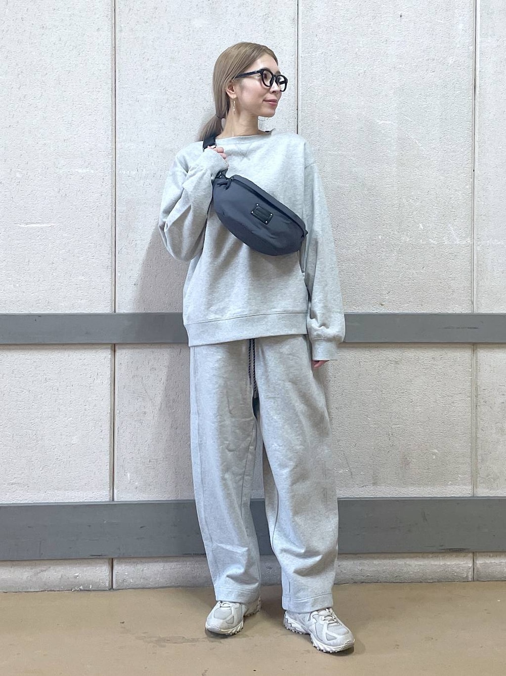 「メガネ女子、セットアップ、スウェット、スウェットパンツ、ワントーン、高見え、ラフ、骨格ウェーブ、高身長、きれいめ、カジュアル、ウォッシャブル、メガネ、BARNYARDSTORM」｜「BARNYARDSTORMのBARNYARDSTORM / UVカットラウンドグラス（メガネ、ブラック系）」を使った、みかさん（レディース・174cm）の冬コーディネートの1枚目の写真