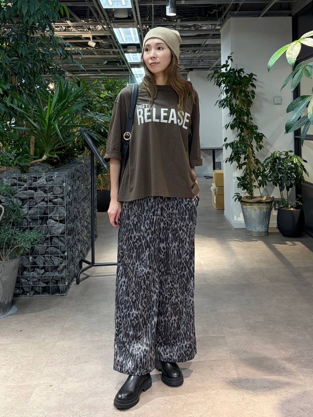 ブラック系のトートバッグ、ブラウン系のTシャツ/カットソーを着用したレディースの秋コーディネートの1枚目の写真