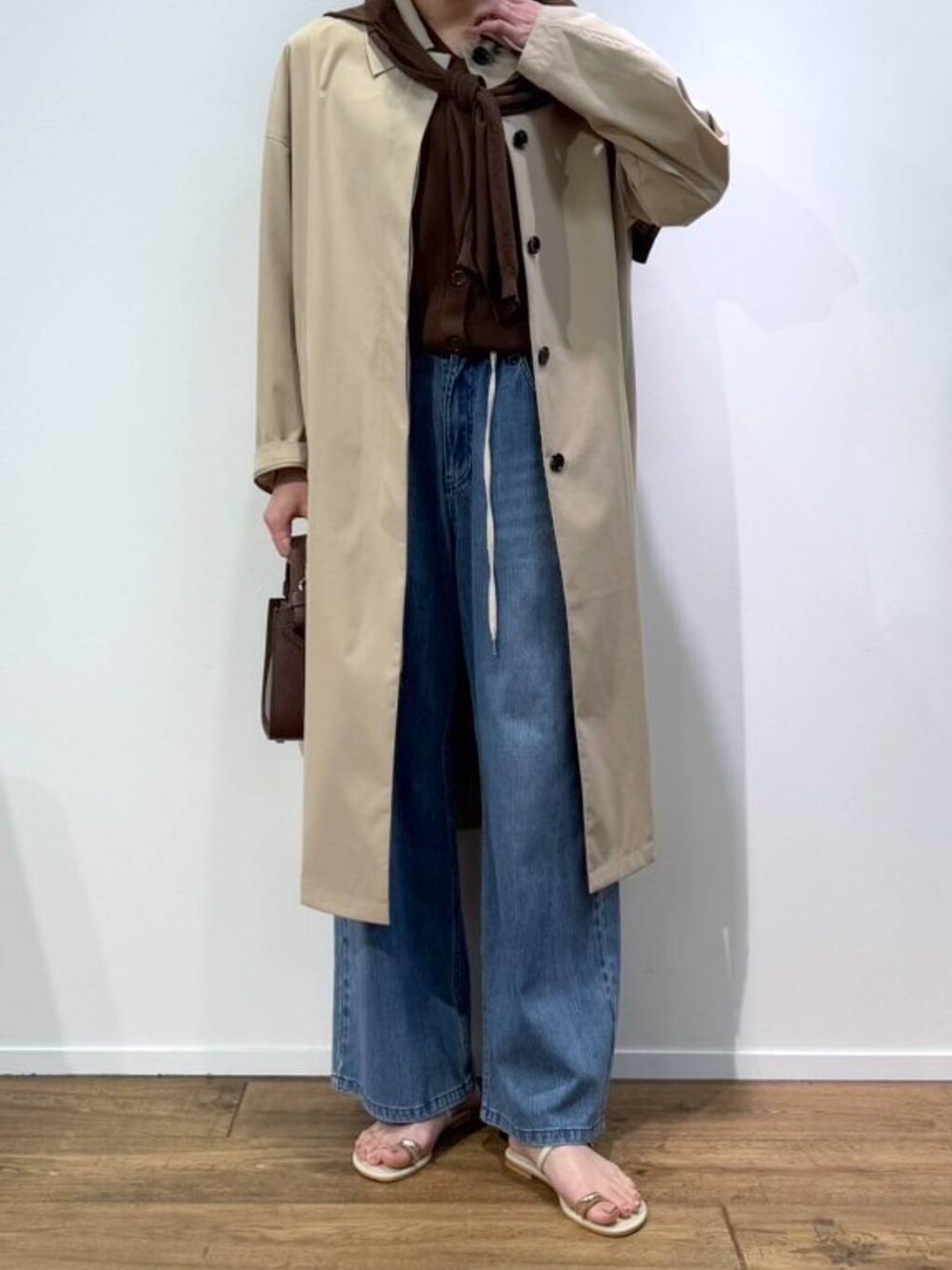 「ワントーン、高見え、ラフ、骨格ウェーブ、高身長、フェミニン、きれいめ、カジュアル、ウォッシャブル、BARNYARDSTORM、デニムパンツ、ワイドパンツ、カーディガン、アンサンブル」｜「BARNYARDSTORMのBARNYARDSTORM /【CONTIGO】レザーショルダー（ハンドバッグ、ブラウン系）」を使った、みかさん（レディース・174cm）の冬コーディネートの1枚目の写真