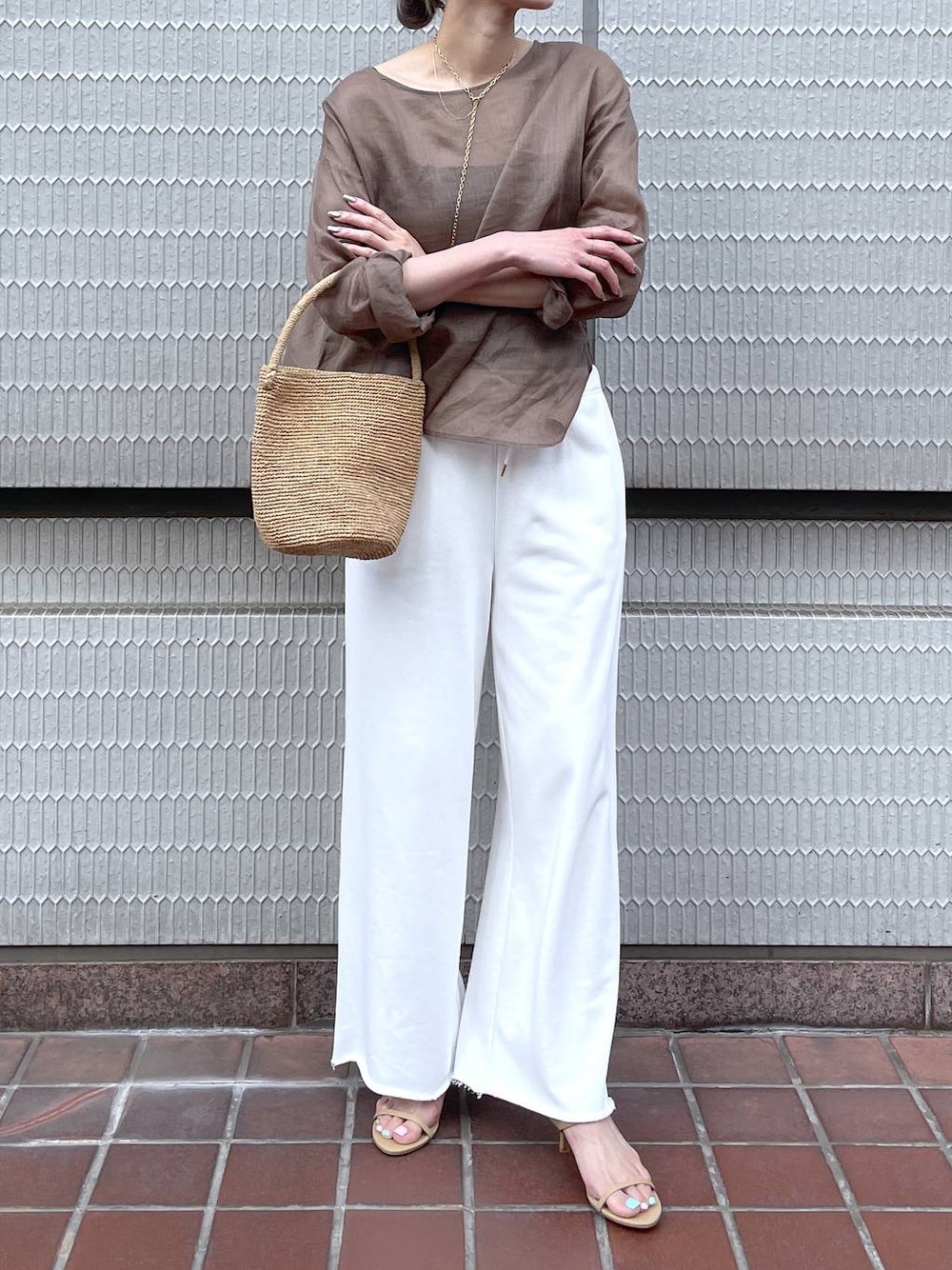 ベージュ系のスリッポン、ホワイト系のスウェットパンツを着用したレディースの春コーディネートの1枚目の写真