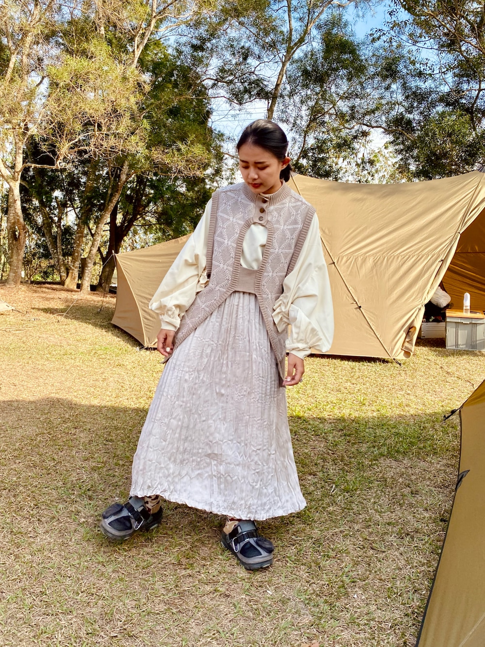 「SENSEOFPLACE、PAZZO、beamsxcrocs、whiteoutfit、ALLWHITE」｜「SENSE OF PLACE by URBAN RESEARCHのバックオープンジャガードベスト（ベスト、ベージュ系）」を使った、menghanさん（レディース・158cm）の秋コーディネートの1枚目の写真