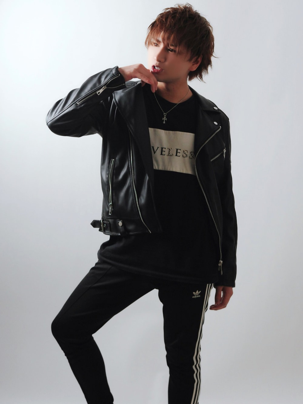 ブラック系のTシャツ/カットソー、ブラック系のライダースジャケット、ブラック系のスラックスを着用したメンズの春コーディネートの1枚目の写真